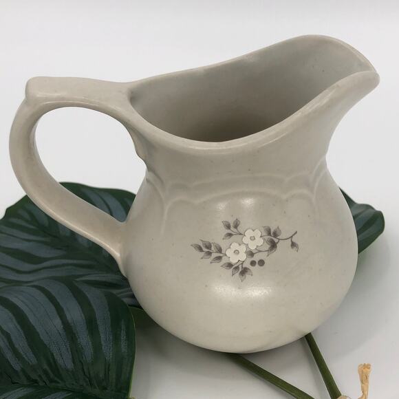 Vintage Pfaltzgraff Gray White 024 Heirloom Floral Bloom Creamer Pitcher Jug - Picture 3 of 7